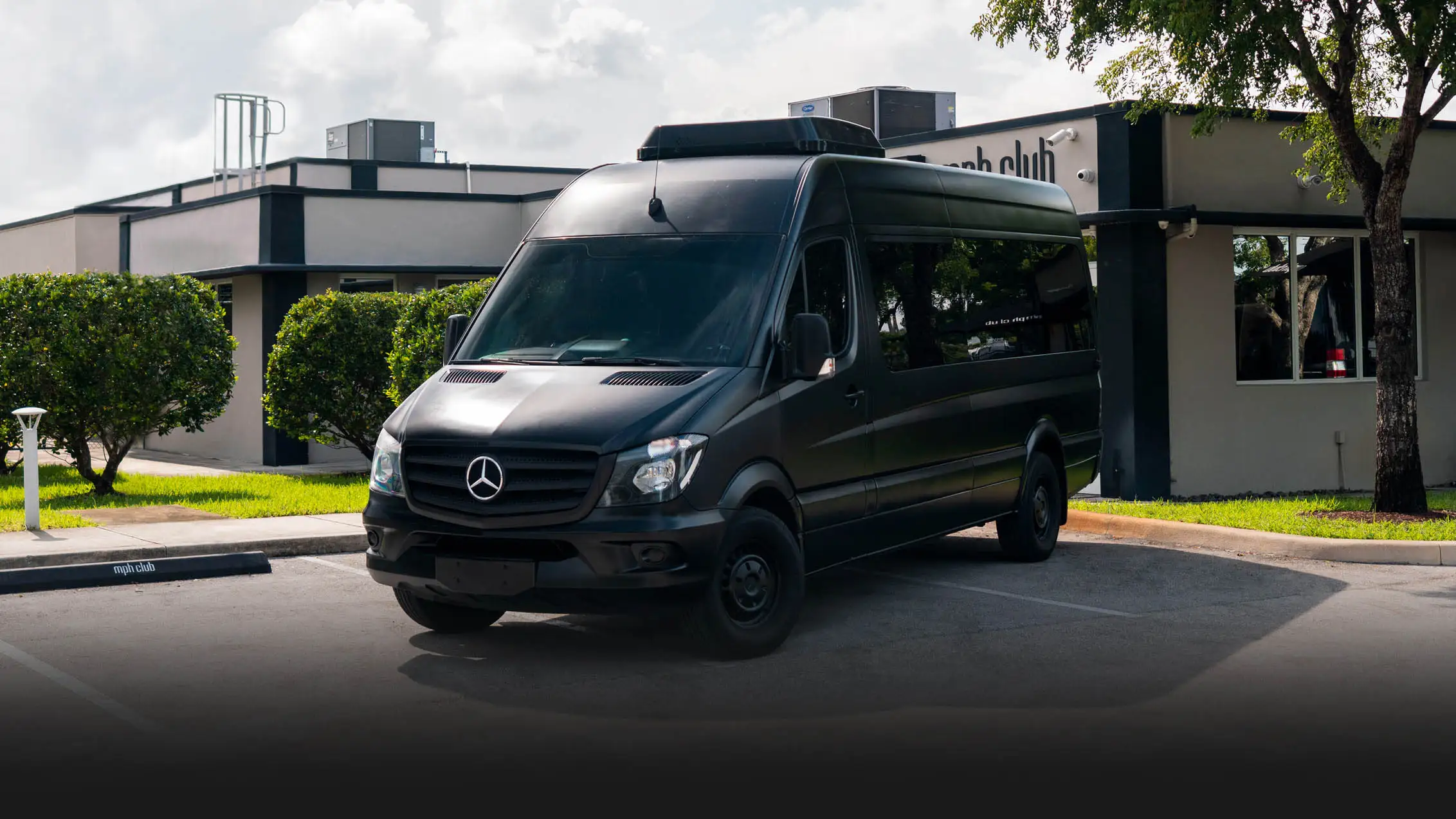 12 passenger Mercedes Benz Limo VIP rental profile view mph club